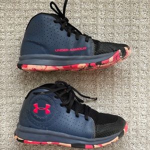 Under Armour Yourh Girls Sz 2 Basketball Sneakers